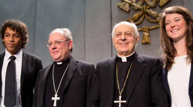 Elvis Do Ceu Nicolaia Do Rosario, Mons. Fabio Fabene, Cardenal Lorenzo Baldisseri y Federica Ceci en la Sala Stampa del Vaticano. Foto: Daniel Ibáñez (ACI Prensa)