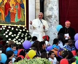 La familia numerosa de una escuela de solidaridad y beneficio para la sociedad