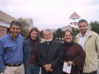 El P. Antonio Garciand�a junto con dos parejas simp�ticas